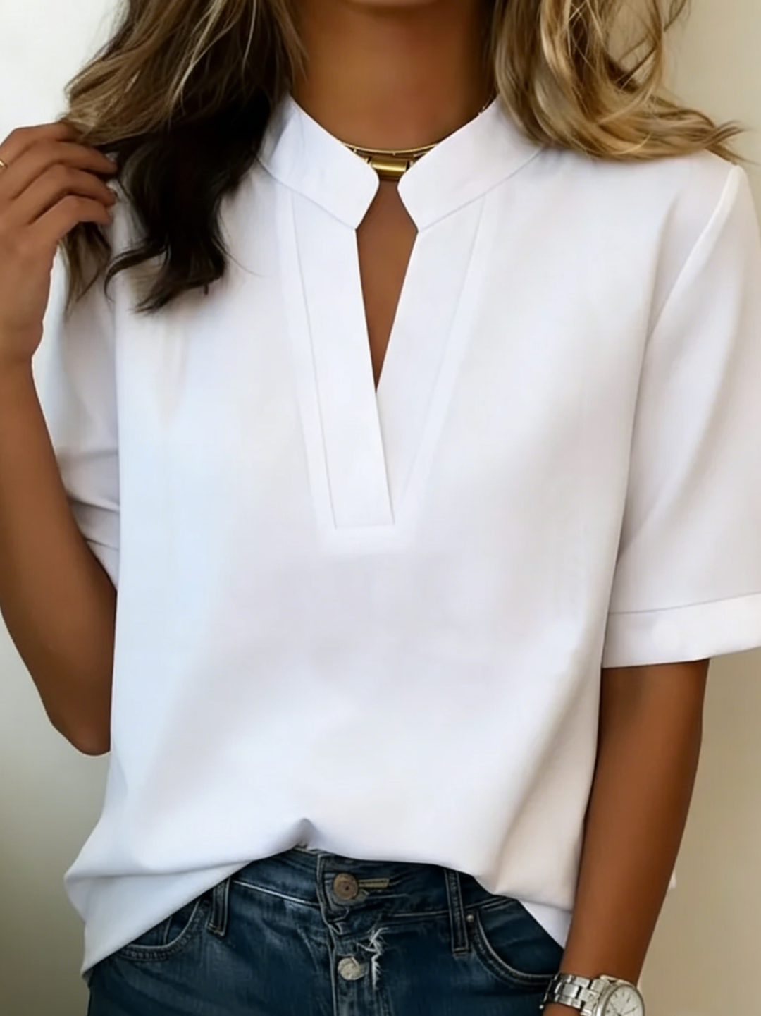 Margaux | Bluse Chic med V-hals og Gull-detalj