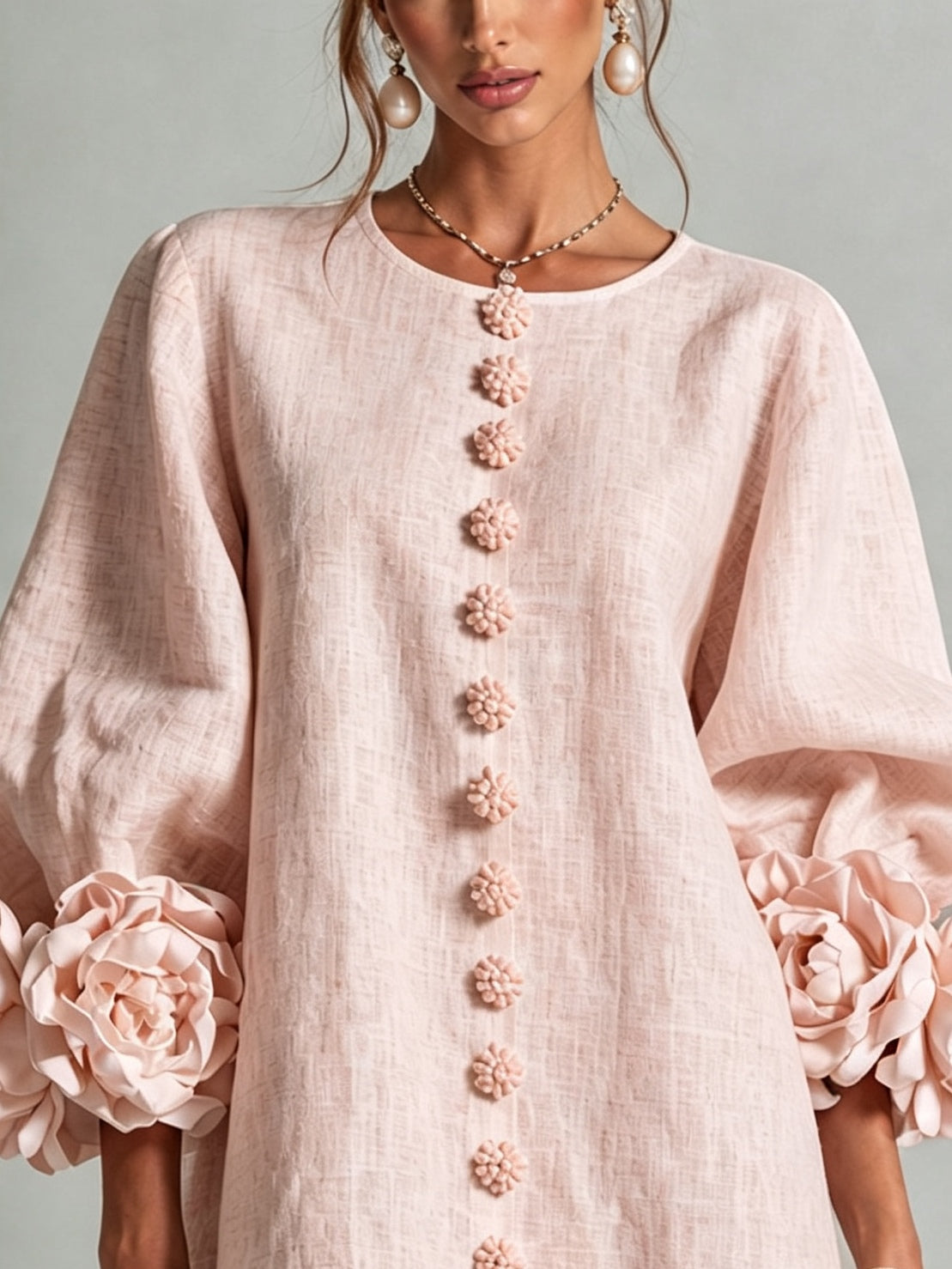 Abito Mini Floreale Rosa Med Knapper Og Overraskende Blomsterærmer