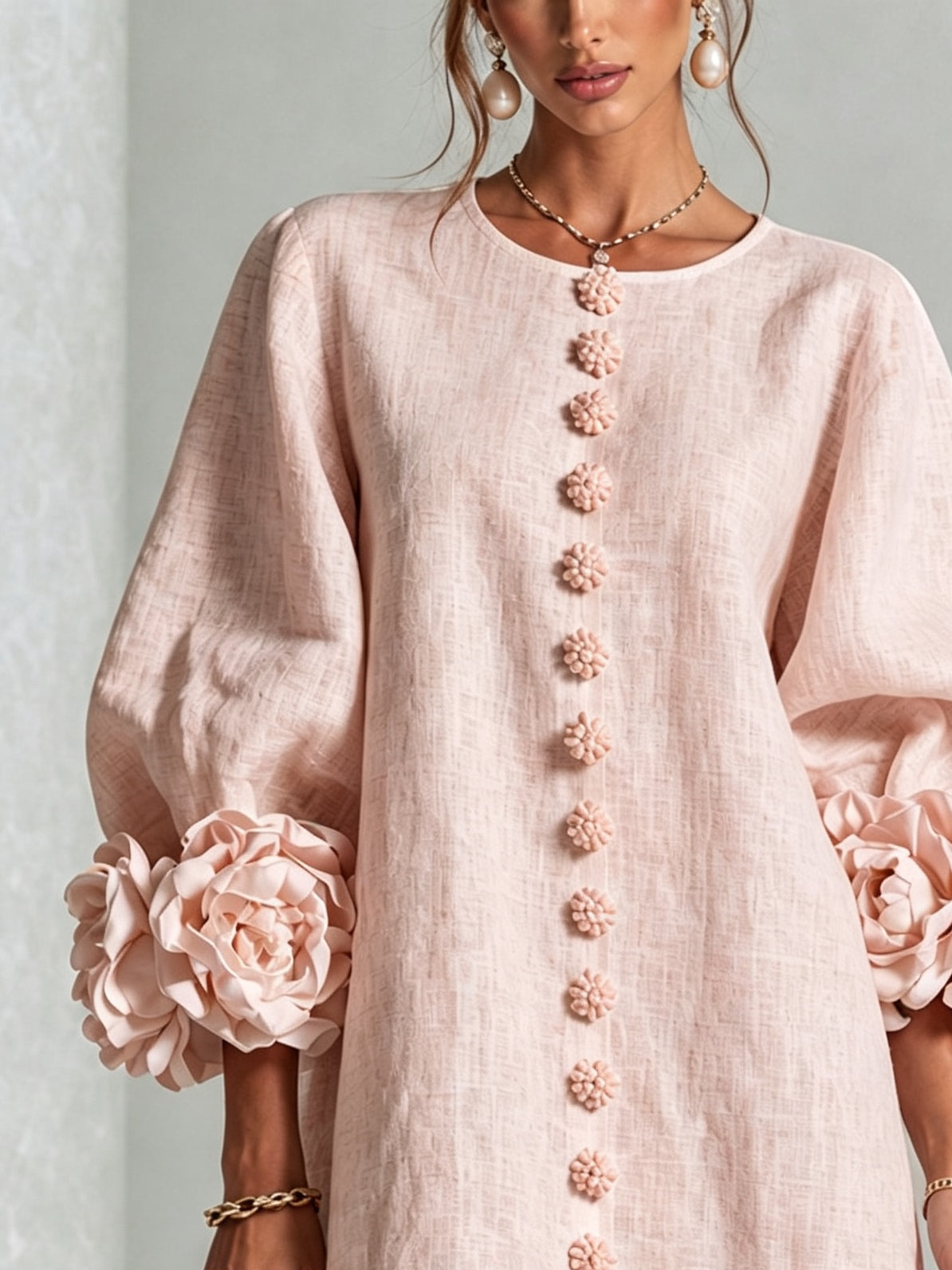 Abito Mini Floreale Rosa Med Knapper Og Overraskende Blomsterærmer