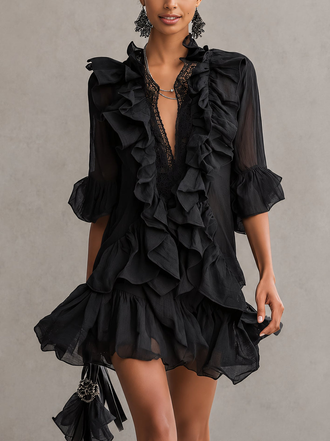 Anaïs | Svart mini-kjole i chiffon med volanger