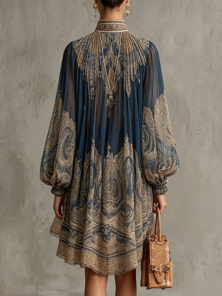 Bérénice | Asymmetrisk mini-kjole i chiffon med baroktrykk i marineblått og stående krage